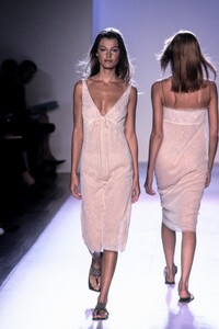 1166682295_VictorAlfaro2000WomenRTW41.thumb.jpg.0d201db203448dd9379e417202014a88.jpg