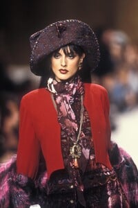 1186091091_EmanuelUngaro1994WomenRTW2.thumb.jpg.b4352a397acfa6cc6c57b3ae7cb8bc1d.jpg