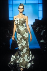 1190928121_Valentino2000HauteCouture86.thumb.jpg.a228af0e428b916e67ba590aa39744b3.jpg