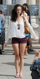 kayascodelarioredshorts 02.jpg