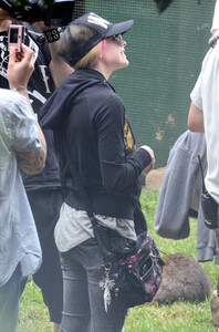 12214_AvrilLavigne012_122_423lo.jpg
