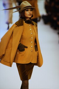 1229514344_oscar-de-la-renta-fw-1992(16).thumb.jpg.aa3178ee206b5e214d1716140d45d3c6.jpg