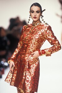 1243742981_YvesSaintLaurent1992WomenRTW155.thumb.jpg.d6c0c5fe8f46f38dbd38048440ecf752.jpg