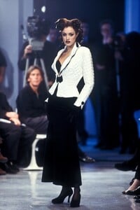 1254466553_ThierryMugler1993WomenRTW6.thumb.jpg.c64afc48c84a14d170160edfc57fdff1.jpg