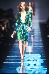 1263593067_Versace2000WomenRTW47.thumb.jpg.afaf289831db6bc049b689b94f99ba16.jpg