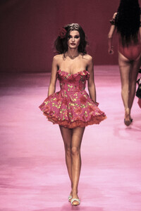 1294129324_BetseyJohnson1999WomenRTW18.thumb.jpg.56a5645892d1814f6a2e7dead071331d.jpg