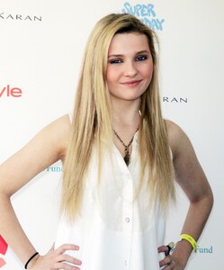 130924429_abigail_breslin_qvc_super_saturday_3.jpg