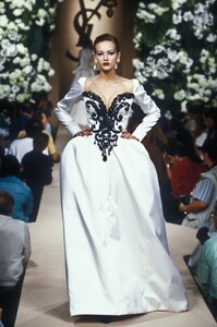 1335497744_YvesSaintLaurent1995HauteCouture175.thumb.jpg.d8b98714968eef0e3eb078a4072e9bd4.jpg