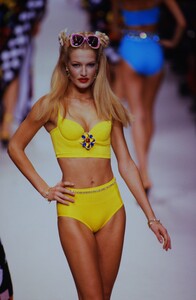 1349693493_ChanelSpring1995(36).thumb.jpg.a356860322169e3fe71b0597ffbc3521.jpg