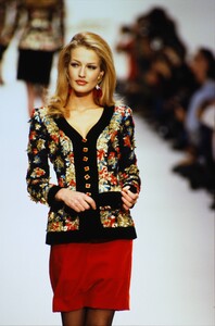 1406535363_oscar-de-la-renta-fw-1992(10).thumb.jpg.f6c14317f49d8a87d7c12d997fad6921.jpg