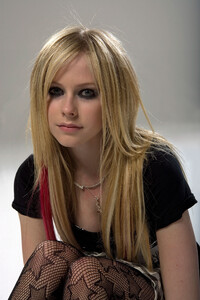 146089545_34234_avril_lavigne025_122_57lo.jpg