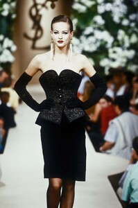 1477695916_YvesSaintLaurent1995HauteCouture120.thumb.jpg.78373cf74ebd1d25854cb7ab96003e18.jpg