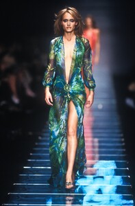 1494212919_Versace2000WomenRTW62.thumb.jpg.43e7c23a20684ade4494d42ce69cbee4.jpg