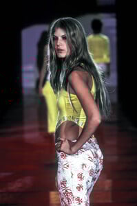 1502865090_VersusbyDonatella2000WomenRTW45.thumb.jpg.c5d6123a7efd830343ebc5e19b243141.jpg