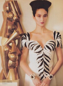 1526706295_VOGUEUSApr198512.thumb.jpg.fe8323779a40e6e106b34ddb5b76c6be.jpg