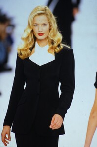 152785691_IsaacMizrahiSpring1995(3).thumb.jpg.a95f5034c5a57d47189697ae9d7a1475.jpg