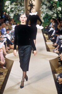 1555830701_YvesSaintLaurent2000HauteCouture104.thumb.jpg.dd9c5c3249ba984ed22417deb8392866.jpg