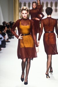 1624837627_HerveLeger1995WomenRTW41.thumb.jpg.727bc753d6bd883ddaad32f29a25caec.jpg