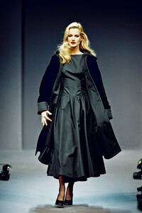 1630900377_Balenciaga1995WomenRTW37.thumb.jpg.a721742c11175a0955e70f1a7a833d07.jpg