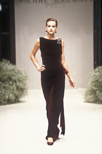 1656596599_PierreBalmain1995HauteCouture56.thumb.jpg.dd22d1c8b8942b4afcdd2d7b6171873c.jpg