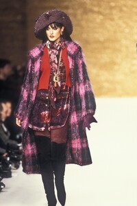 1686331392_EmanuelUngaro1994WomenRTW1.thumb.jpg.9ce0320533a557132379c6be3fc8713d.jpg