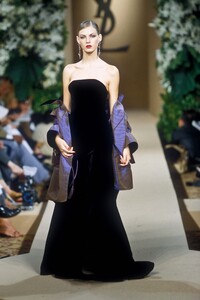 1863454013_YvesSaintLaurent2000HauteCouture165.thumb.jpg.3e5ab60ebec63245c0e2e85a793162bf.jpg