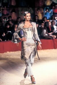 1890173800_JohnGalliano1997WomenRTW8.thumb.jpg.033448e15b88bba9edfc0aa017acacaa.jpg