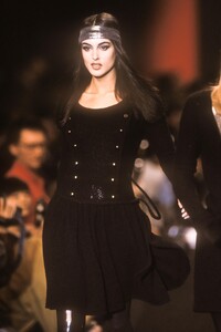 1933708739_KarlLagerfeld1991WomenRTW53.thumb.jpg.c3c77ac16b054c5bc86d5e8d5b460809.jpg