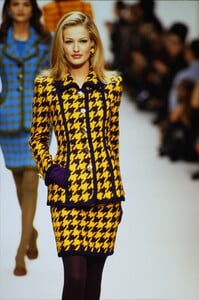 1936967339_oscar-de-la-renta-fw-1992(13).thumb.jpg.ca0beb1f4e4e0aa5962d4625c7463425.jpg