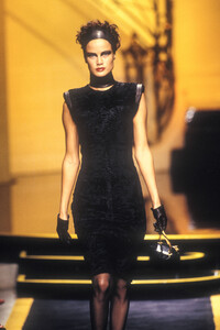 1953585666_GianniVersace1997HauteCouture22.thumb.jpg.49e73471299fcff755485184517b8318.jpg