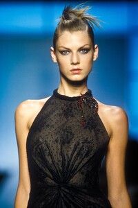 1957767823_Valentino2000HauteCouture67.thumb.jpg.3d073f8d98486df6ba4f288bf11cdee9.jpg