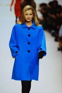 1977904602_oscar-de-la-renta-fw-1992(9).thumb.jpg.251511f1b57f124ed8c3b195c674fce0.jpg