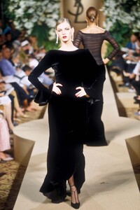 1982288106_YvesSaintLaurent2000HauteCouture176.thumb.jpg.34417dd3a18e91e6fc604e9cee8398b1.jpg