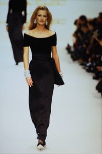 1984213859_oscar-de-la-renta-fw-1992(7).thumb.jpg.38626912b848100cebad8f460f7faa0f.jpg