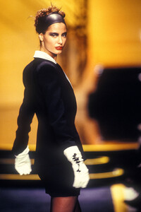 2000336255_GianniVersace1997HauteCouture11.thumb.jpg.1919d63fbca7e1aabe1d51f08fb7bdce.jpg