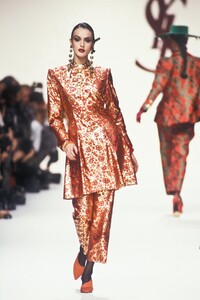 203055892_YvesSaintLaurent1992WomenRTW153.thumb.jpg.d659912d424668df0f5683496c88f59f.jpg