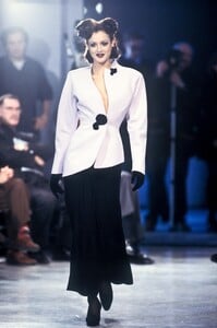 2044820232_ThierryMugler1993WomenRTW49.thumb.jpg.5431e9fc6aded1cc5db2b5603345aa4e.jpg