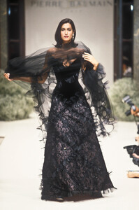 2061964687_PierreBalmain1995HauteCouture59.thumb.jpg.9d1acafd76b8a02088059b88f7bc47eb.jpg