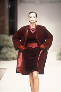 2082667592_PierreBalmain1995HauteCouture27.thumb.jpg.b1a85e894ec08002a22597c68a751654.jpg