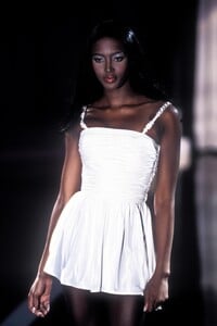 208466076_Versace1995WomenRTW20.thumb.jpg.6df5514ac8e4c600c1b118e9f667b502.jpg