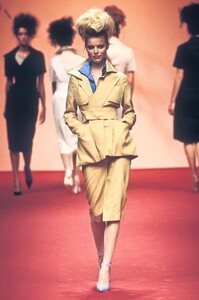 2106500027_VivienneWestwood1997WomenRTW53.thumb.jpg.4511dbf8012dd6c4373ce6e3edebba37.jpg