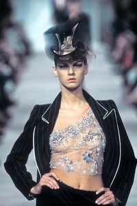 2119896655_EmanuelUngaro2000HauteCouture17.thumb.jpg.955cb8bfea86238e94e9995ed76eb75e.jpg