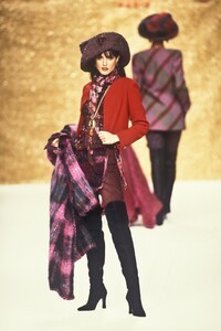 2134346428_EmanuelUngaro1994WomenRTW3.thumb.jpg.e57acd07ab564647f14a8f884a2e18cd.jpg