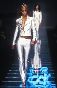 2143866527_Versace2000WomenRTW44.thumb.jpg.f6c430aa9009db2caef164ea8248a1f2.jpg