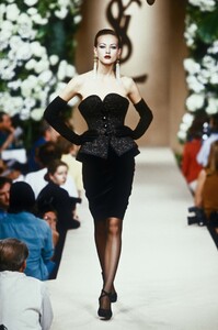 237100_YvesSaintLaurent1995HauteCouture119.thumb.jpg.7960f2076e25e464252874be16b9e510.jpg