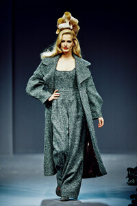 239614290_Balenciaga1995WomenRTW27.thumb.jpg.acfb8b5d601737abe177cb588387bb52.jpg