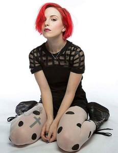 2464a015c779a489b4057b882fac8fd3--hayley-williams-paramore.jpg