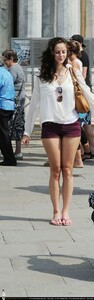 kayascodelarioredshorts 01.jpg