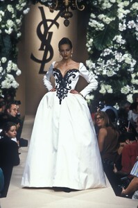 285553402_YvesSaintLaurent1995HauteCouture176.thumb.jpg.1f1c485c263d028b00c42782978f498a.jpg