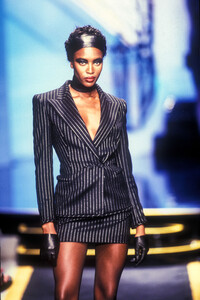 318852829_GianniVersace1997HauteCouture8.thumb.jpg.4a94b2481094eab8d19c23e2bbf5e91b.jpg